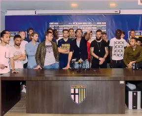  ?? VASINI ?? 1 La squadra del Parma al gran completo ieri in conferenza stampa a Collecchio. Al centro il capitano Alessandro Lucarelli, 39 anni 2 Un primo piano di Lucarelli, rabbioso nella sua arringa difensiva 3 Emanuele Calaiò, 35 anni, altro big dello...