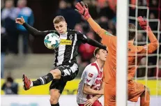  ?? FOTO: DPA ?? Thorgan Hazard gegen Kölns Torwart Timo Horn: Eine Chance, die so groß war, dass im Schnitt fast jede zweite dieser Güteklasse einen Treffer bringt.