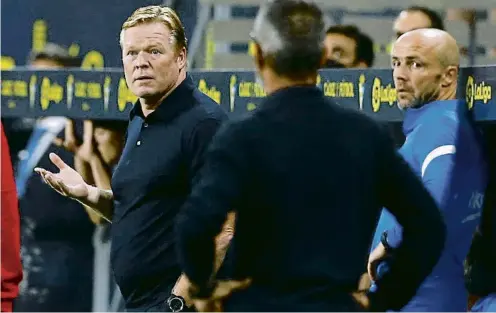  ?? MARCELO DEL POZO / REUTERS ?? La cara de sorpresa de Koeman al ver que el árbitro ha decretado su expulsión