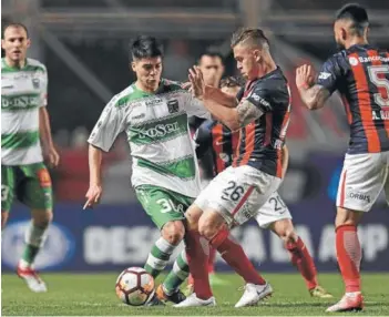  ??  ?? ► Zamorano lucha el balón con Piris Da Motta en el partido en Buenos Aires.