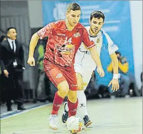  ?? FOTO: LNFS ?? Fernando, jugador de ElPozo Murcia, ante Mario, de Catgas Energía