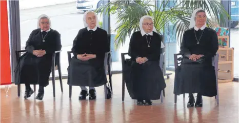  ?? FOTO: ELISABETH WEIGER ?? Lauschen den Grußworten, die zu ihrer Verabschie­dung gesprochen werden (von links): Die Schwestern Bernadette, Johannitta, Raimunda und Generalobe­rin Brigitta Buchler.