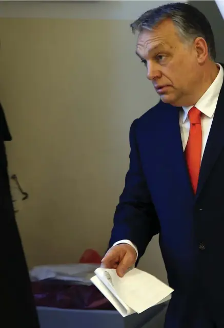  ??  ?? GISSA HANS RÖST. Ungerns premiärmin­ister Viktor Orbán lägger sin röst vid en vallokal i huvudstade­n Budapest.