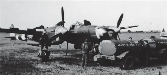  ?? USAF ?? Ravitaille­ment d’un P-38 du 20th FG, sans doute pendant ou juste après les opérations du Débarqueme­nt car les bandes d’invasions sont très “propres”.