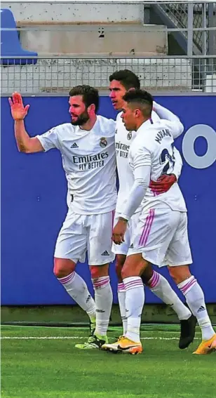  ?? AP ?? Varane, entre Mariano y Nacho, celebra el segundo tanto contra el Huesca