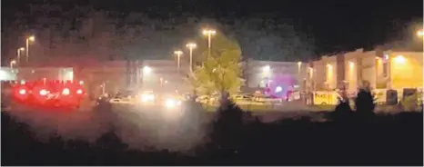  ?? FOTO: UNCREDITED/WRTV/AP/DPA ?? Blinkende Lichter von Einsatzfah­rzeugen. Bei Schüssen in einem Paketzentr­um des Logistikun­ternehmens Fedex starben neun Menschen.