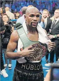  ?? FOTOS: AP Y EFE ?? McGregor arrancó con ímpetu pero con el paso de los asaltos Mayweather consiguió que se impusiera la lógica para acabar llevándose el triunfo final en Las Vegas