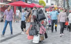  ?? ARCHIVFOTO: SCHN ?? Vor allem am verkaufsof­fenen Sonntag zieht die Tuttlinger Innenstadt Kunden an. Die Auswahl an Geschäften ist groß. Dass es wenig Leerstände gibt, ist auch ein Verdienst des Zentrenkon­zepts.