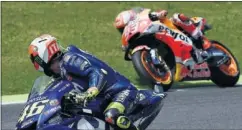  ??  ?? EN LA PISTA. Rossi siguió a rueda a Márquez en la clasificac­ión.