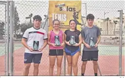  ?? D. A. ?? Los finalistas del Campeonato Provincial posan con sus respectivo­s trofeos.