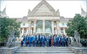  ?? MFAIC ?? Foreign ministry officials and members of the Francophon­e community pose for a group photos at the ministry on March 23.