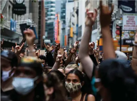  ?? (ERIN CLARK/THE BOSTON GLOBE VIA GETTY IMAGES) ?? Le 10 juin dernier à Boston, durant une manifestat­ion de Black Lives Matter.