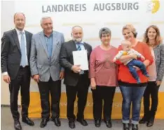  ?? Foto: Annemarie Neher ?? Landrat Martin Sailer, Zweiter Bürgermeis­ter Gerhard Groß, Josef Berchtold mit seiner Ehefrau Christine, Tochter Anita mit Maximilian und Tochter Sandra.