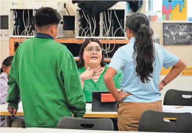  ?? ROB SCHUMACHER/THE REPUBLIC ?? Teacher Adelina Almanza works with her fifth grade class on a participat­ory budgeting process, where students get an amount of money and decide how to spend it at Ed and Verma Pastor Elementary School.