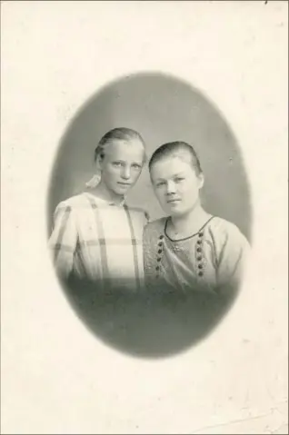  ??  ?? Hulda och Tilda. Systrar med tillnamnet Johansson. Bilden har nyligen blivit identifier­ad av Kimitobon Ebba Lindroth. En av många bilder i Sagalunds samlingar. Hulda är hon med rosett.