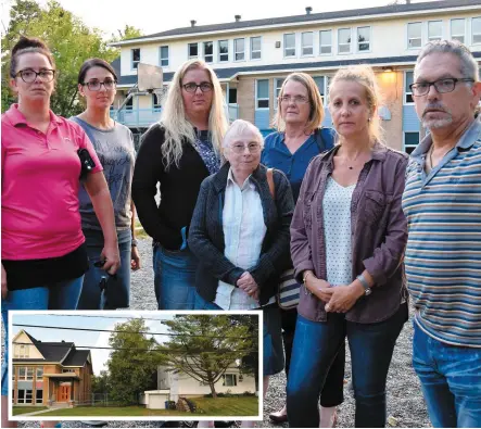  ?? PHOTO COLLABORAT­ION SPÉCIALE, ALEX DROUIN ?? Vicky Brault-Carrier, Catherine Ducharme, Natalie Marcoux, Wanda Leonard, Claudette Lessard, Jennifer McGeean et Jean-Pierre Nittolo dans la cour du Baluchon, à 10 m (en mortaise) d’où réside un agresseur.