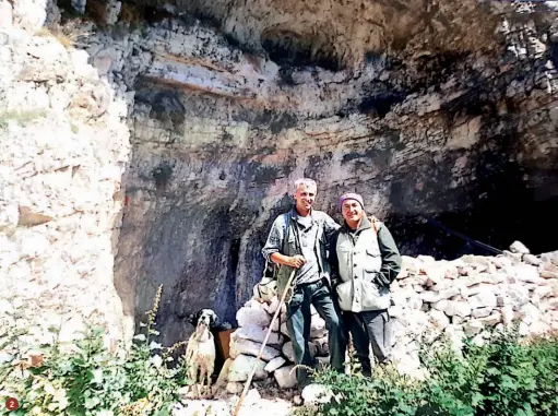  ??  ?? 2
2.
Il 13 maggio ci ha lasciato prematuram­ente Nicola Tarantino di 63 anni. Gli amici si stringono attorno alla sua famiglia e lo ricordano con grande affetto.
In foto Nicola (a sinistra) ripreso insieme all’amico Mauro Persichett­i all’ingresso della grotta del Cavallone sulla Maiella, durante un censimento di coturnici