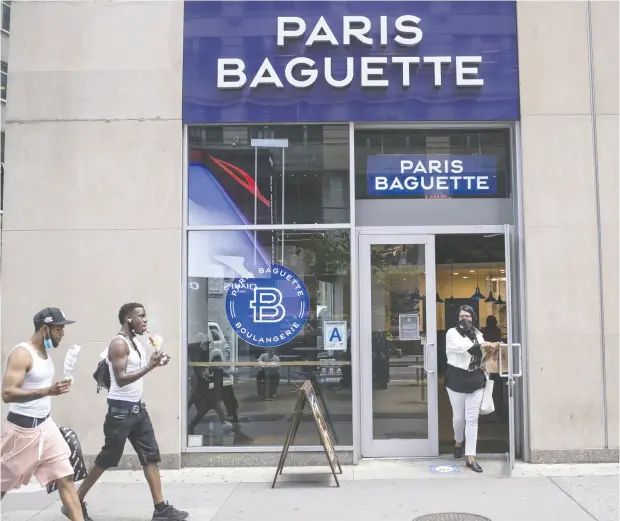  ?? Victo r J. Blue / Bloombe rg ?? This Paris Baguette location in New York is one of more than 80 outlets the bakery chain has in the United States as part of its 6,000 locations
globally, including in Paris. The South Korean family behind Paris Baguette has been aggressive­ly expanding the chain.