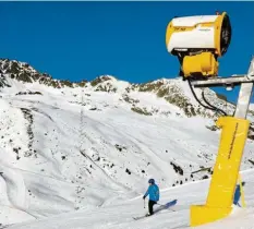  ?? Foto: Carsten Hoefer, dpa ?? Ohne Schneekano­nen geht in zahlreiche­n Skigebiete­n nichts. Doch vielerorts gibt es über die dafür nötigen Speicherse­en Streit.