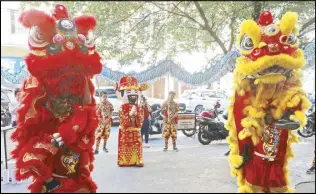  ?? EDD GUMBAN ?? Dragon dancers perform in Manila’s Chinatown yesterday ahead of the Lunar New Year this weekend.