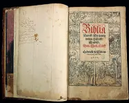  ??  ?? Cultura da salvare A sinistra la Bibbia del 1556 restaurata ed esposta al Museo diocesano di Padova; a destra la premiazion­e del concorso indetto dalla società Dante Alighieri