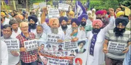  ?? SAMEER SEHGAL/HT ?? SAD and BSP workers holding a protest against farm laws in Amritsar on Tuesday.