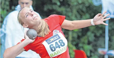  ?? FOTO: RALF GÖRLITZ ?? Die Leichtathl­etin Annika Schepers stieß die Kugel bei den deutschen Meistersch­aften der Jugend U16 in Bremen auf 14,01 Meter und belegte damit den dritten Platz.