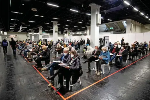  ?? FOTO: MARIUS BECKER / PA/DPA ?? Wie lautet die aktuelle Empfehlung für eine Impfung mit Astrazenec­a?
Warten auf Astrazenec­a: Wie hier in Köln wollten sich an Ostern viele Menschen mit Vaxzevria impfen lassen.