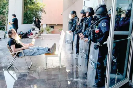  ??  ?? Resguardan las puertas del Congreso.