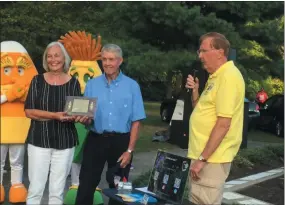  ?? KEVIN MARTIN — THE MORNING JOURNAL ?? North Ridgeville Corn Festival President John Butkowski, right, presents Toni Krone, left, and Gary Krone, center, with the 2019Golden Kernel Award in recognitio­n of their years of community service on Aug. 9.