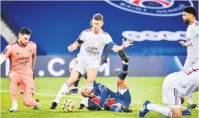  ?? — Gambar AFP ?? TERJATUH: Neymar (terbaring) selepas diasak pemain pertahanan lawan dalam aksi Ligue 1 di antara PSG dan Bordeaux di Stadium Parc des Princes di Paris.