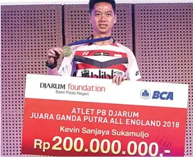  ?? MIFTAHUL HAYAT/JAWA POS ?? APRESIASI: Kevin Sanjaya Sukamuljo menerima bonus Djarum Foundation kemarin.