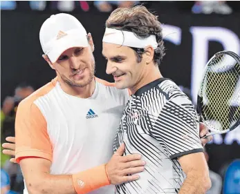  ?? FOTO: DPA ?? Fand im Rekord-Grand-Slam-Sieger seinen Meister: Mischa Zverev (li.) konnte Roger Federer nicht ärgern.
