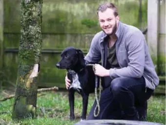  ?? FOTO JEFFREY GAENS ?? “Dragos is een enorm bange hond. En alleen dat maakt hem wat moeilijker te plaatsen”, zegt Jos Jongen.