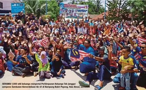  ??  ?? SERAMAI 1,000 ahli keluarga menyertai Perhimpuna­n Keluarga Tok Janggut sempena Sambutan Kemerdekaa­n Ke-61 di Kampung Bukit Payong, Hulu Besut, semalam.