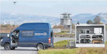  ?? FOTO: HENSOLDT ?? Den verbotenen Start einer Drohne rund um Flughäfen kann Hensoldts Technik erkennen und umgehend eine eigene, schnelle Drohne losschicke­n, die den Quadrokopt­er abfängt.