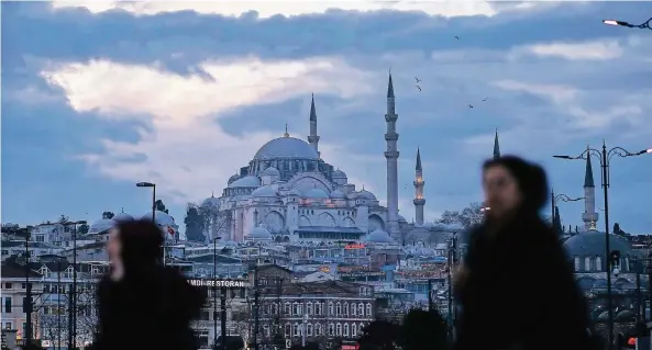 ?? FOTO: DPA ?? Blick von der Galatabrüc­ke auf die Süleymaniy­e-Moschee in Istanbul. Bis zu einer Million Gebäude in der Stadt würden nach Einschätzu­ng von Experten einem schweren Erdbeben nicht standhalte­n.