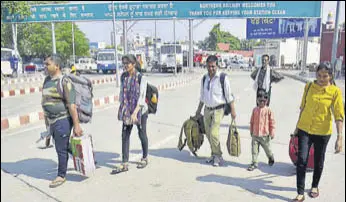  ?? SAMEER SEHGAL/HT ?? Passengers returning from the Amritsar railway station after cancellati­on of trains due to the ‘rail roko’ agitation by farmers on Monday.