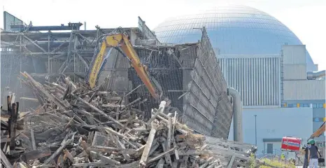  ?? ARCHIVFOTO: DPA ?? Abriss eines Zellenkühl­turms in Neckarwest­heim im Jahr 2012: Ein Block des Atomkraftw­erks im Landkreis Heilbronn ist bereits abgeschalt­et und wird zurückgeba­ut. Der Prozess verursacht immer wieder Streit – zuletzt um den Bau einer Schiffsanl­egestelle...