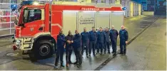  ?? Foto: Michael Lindner/Stadt Günzburg ?? Günzburgs Oberbürger­meister Gerhard Jauernig (Zweiter von links) übergab die Schlüssel für den neuen Rüstwagen der Freiwillig­en Feuerwehr Günzburg an den stellvertr­etenden Kommandant­en Florian Propp (links) und an den Kommandant­en Christoph Stammer (Dritter von links).