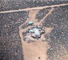  ?? FOTO: UNCREDITED/TAOS COUNTY SHERIFF'S OFFICE/AP/DPA ?? Eine Luftaufnah­me des Grundstück­s im Bezirk Taos, auf dem elf verwahrlos­te und hungernde Kinder entdeckt wurden. Bei der Razzia bot sich der Polizei ein trostloses Bild.