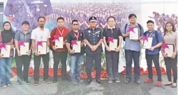  ??  ?? ACP Azhar (fifth right) with reporters who received appreciati­on certificat­es from IPD Sandakan.