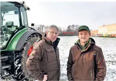  ?? FOTO: KÖHLEN ?? Landwirt Ferdinand Wirtz und sein Sohn Daniel im Winter auf ihrer Pachtfläch­e an der Hofstraße. Im Hintergrun­d verläuft die Güterzugst­recke.