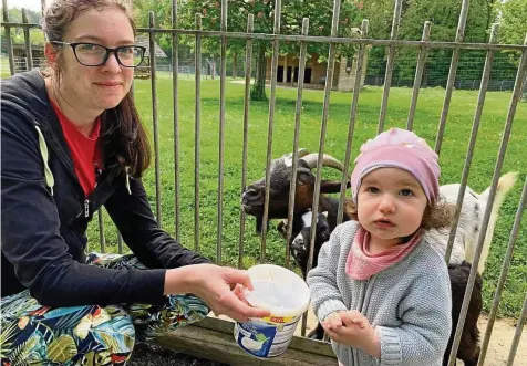  ?? SABINE MARIA SCHOENEICH (4) ?? Jessica Sieler kommt regelmäßig mit ihrer Tochter Amelie in das Tiergehege.