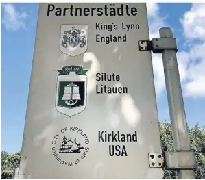  ?? ARCHIV-FOTO: MARKUS BALSER ?? Dieses Schild stand mal an der Reeser Straße. Die Partnersch­aften mit Kirklang (USA) und Silute (Litauen) gibt es nicht mehr.