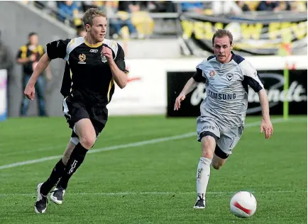  ?? TIM HALES ?? Steven Old, pictured playing for the Wellington Phoenix in 2007, has signed for an English Football League fourth tier club.