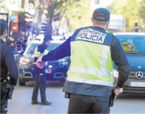  ?? // BELÉN DÍAZ ?? Control de la Policía Nacional en el marco del estado de alarma aprobado en octubre