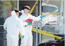  ?? RENE JOHNSTON TORONTO STAR ?? A police forensics team works at the site of an IED attack in May at Bombay Bhel, an Indian restaurant in Mississaug­a.