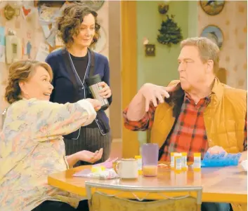  ?? PHOTO COURTOISIE ABC ?? Dans les nouveaux épisodes de Roseanne, Darlene (Sara Gilbert) revient vivre chez ses parents (Roseanne Barr et John Goodman) après avoir perdu son emploi.