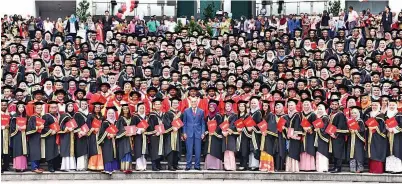  ??  ?? PARA graduan merakamkan gambar kenangan pada Majlis Konvokesye­n MSU ke-22 di Shah Alam baru-baru ini.